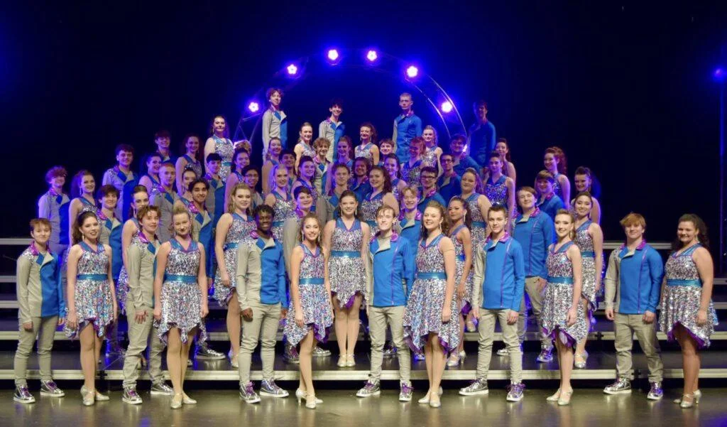 Belles et Beaux performing